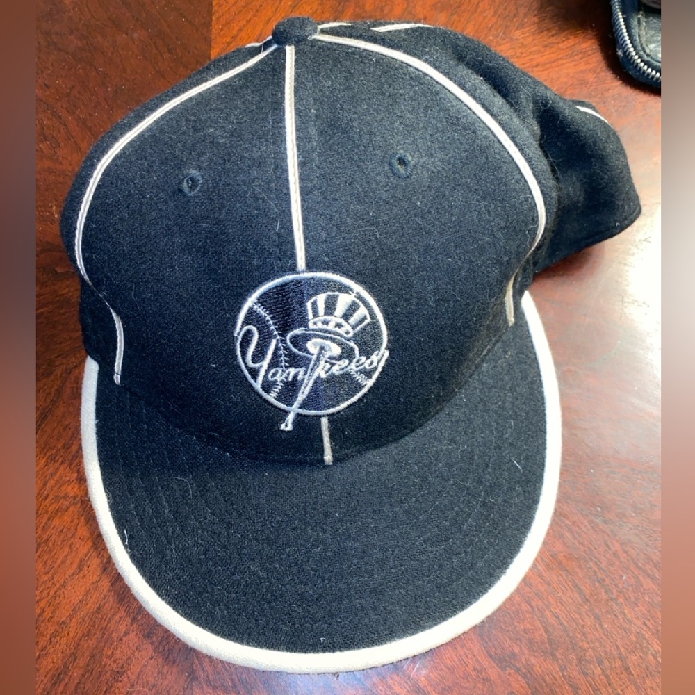 New York Yankees Twin Enterprise Hat Vintage Rare Fitted 
Size 7 3/8
MLB